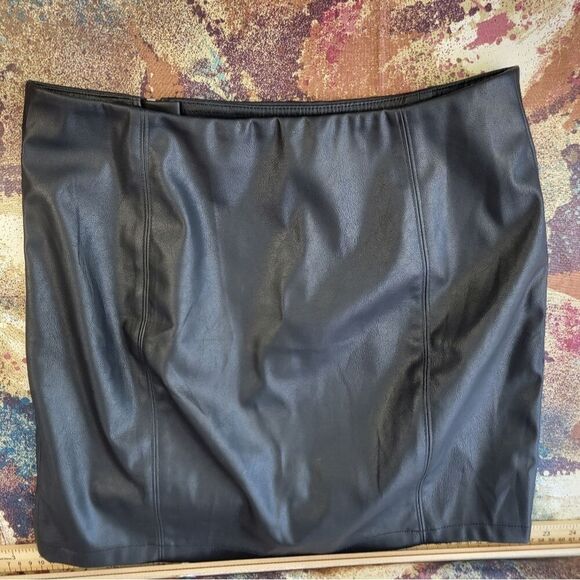 Guess Skirt Women's Medium Black Mini Skirt Lexie Flounce Faux Leather Zipper - Picture 5 of 10